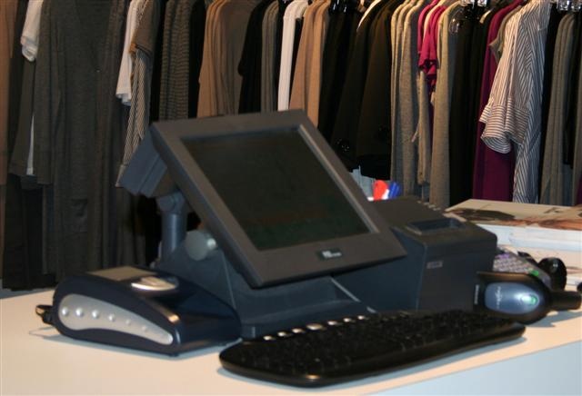 Kassa-opstelling in modezaak. kassa-software-easyPOS-software